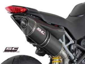 DUCATI&nbsp;HYPERMOTARD 796<br>Silenciador Oval, con par de paneles laterales y tapa de fibra de carbono
